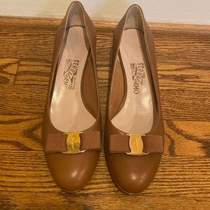 Salvatore Ferragamo Vara bow brown leather pumps. Gently used Sz 10.5B
